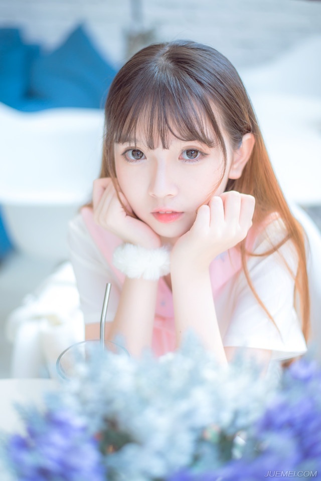 “一个刘璝，张任能够压得下来，但在此之前，刘璋自己做的孽太多了，王家、赵家、谢家，这些人之所以没有立刻暴动，是因为在军中，缺乏一个足够分量的人，张任能够压下军心，却压不下众心，这法孝直在贾诩那老狐狸身边待了几年，学会的都是些什么玩意儿！”说道最后，庞统有些不满的撇了撇嘴。